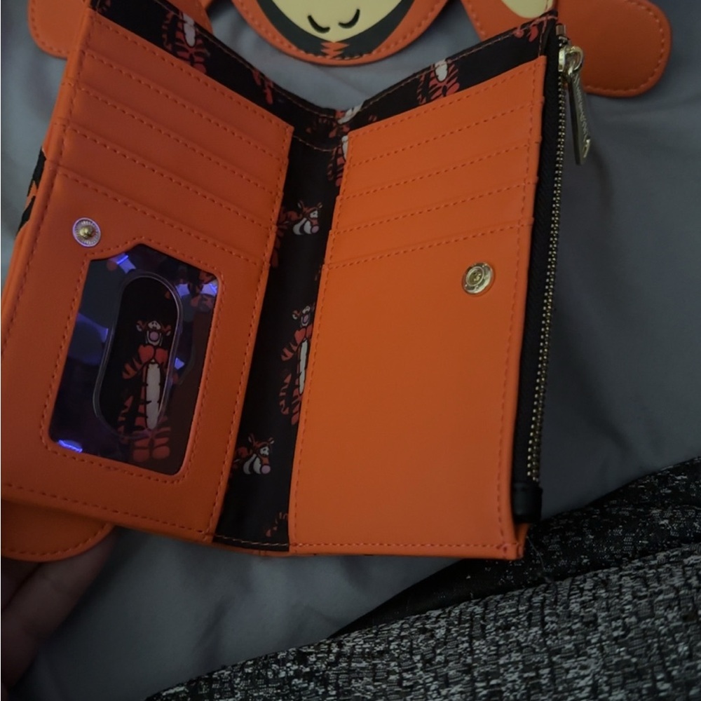 Loungefly Disney Tigger Wallet&Bag - Picture 2 of 4